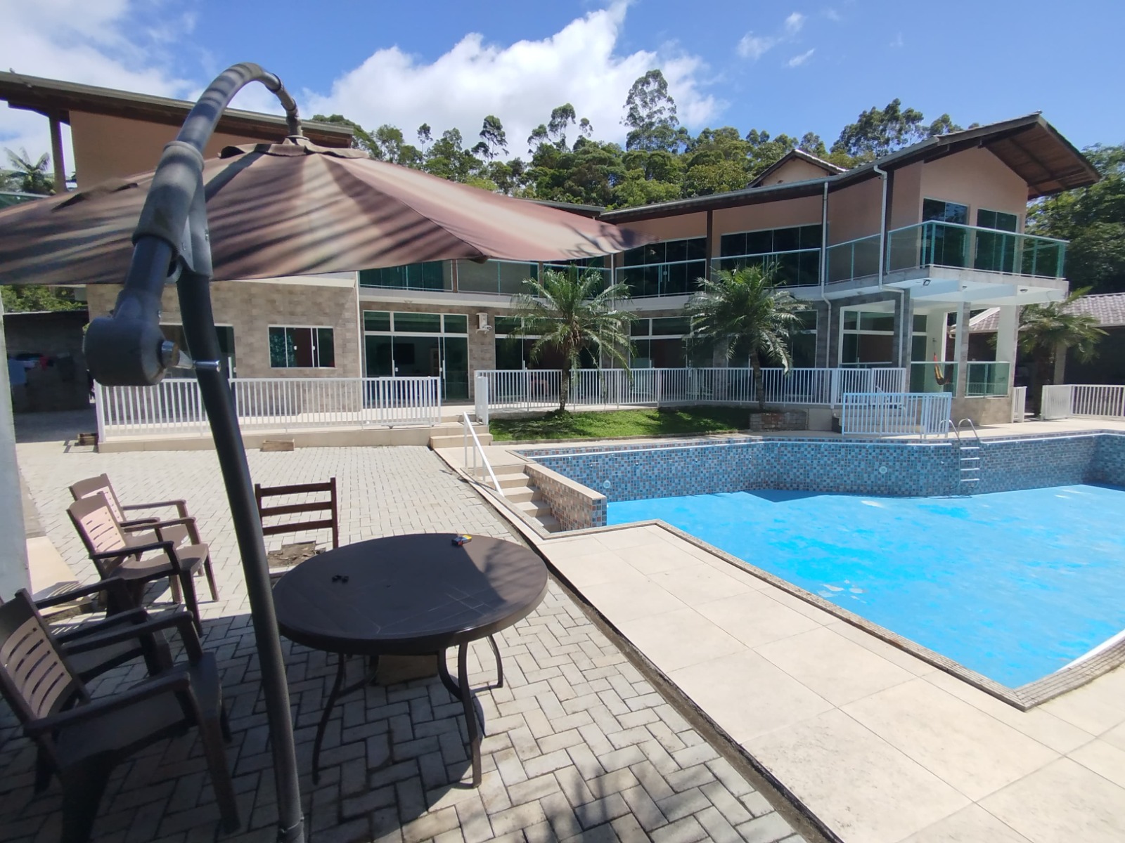 Área Externa com Piscina - Vale Azul 24 Horas